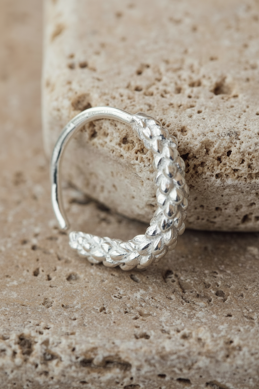 Anillo plata brillante sobre piedra