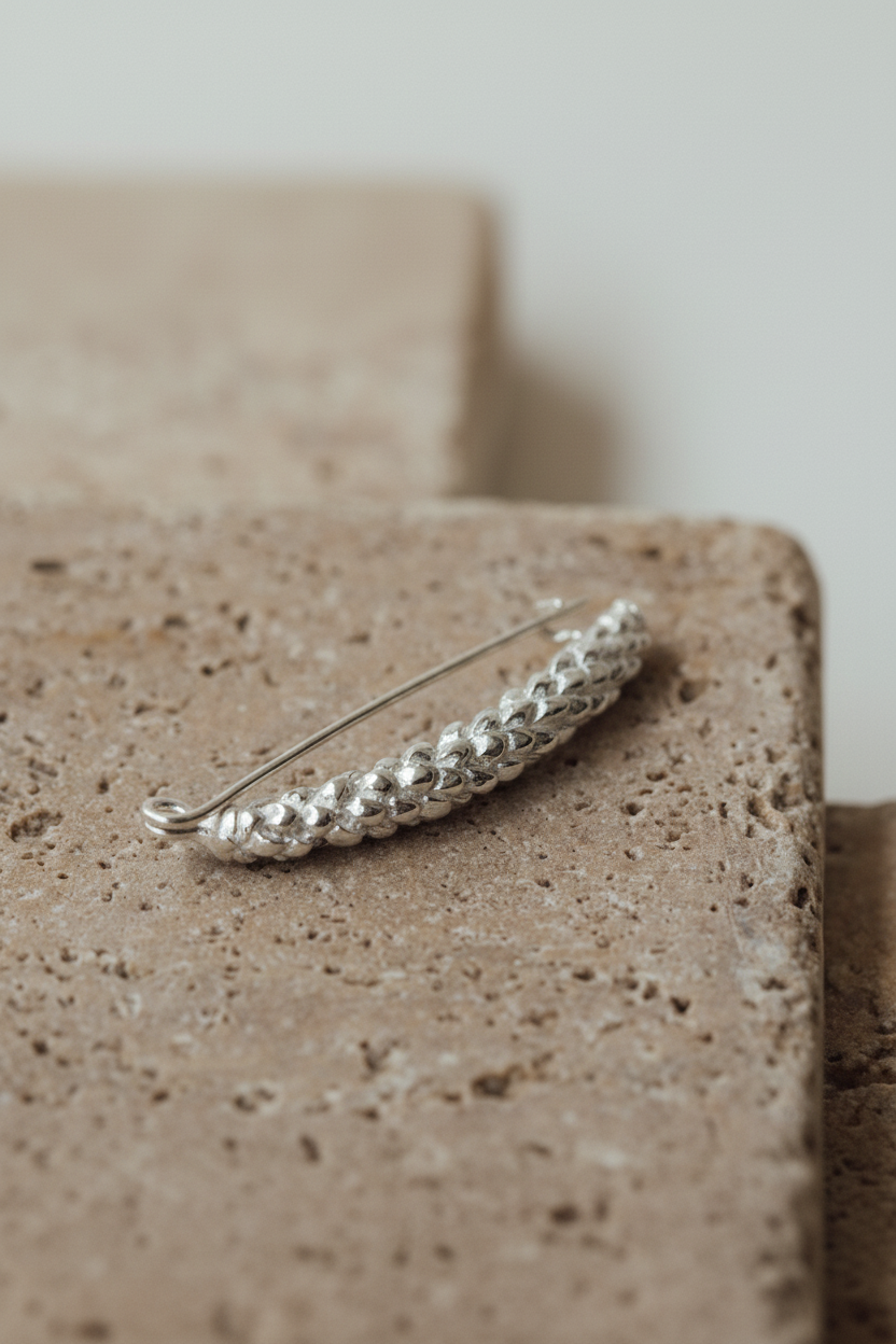 Broche plata brillante vertical