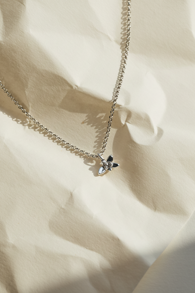 Flat lay colgante plata brillante