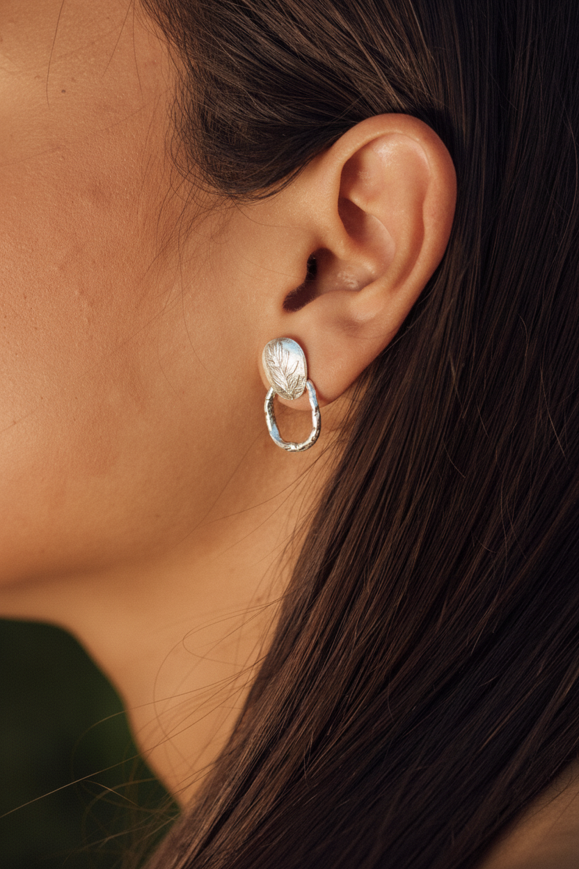 Pendiente plata suave en modelo
