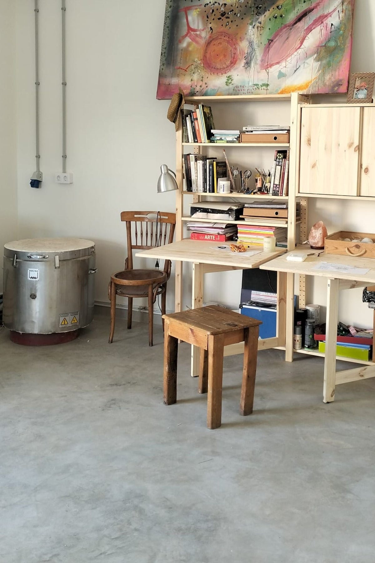Estudio de trabajo de Artèria Botànica, con mesas, libros y equipamiento de taller